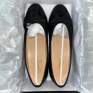 BRAND NEW NEVER WORN CC LEATHER BALLET FLATS Sz 40